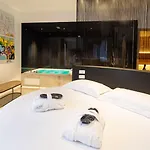 ذا كورنر دومو 4* ميلان